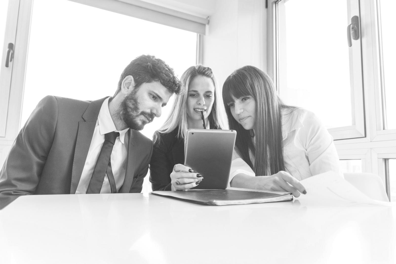 Strumenti di analisi del rischio finanziario e dashboard professionali